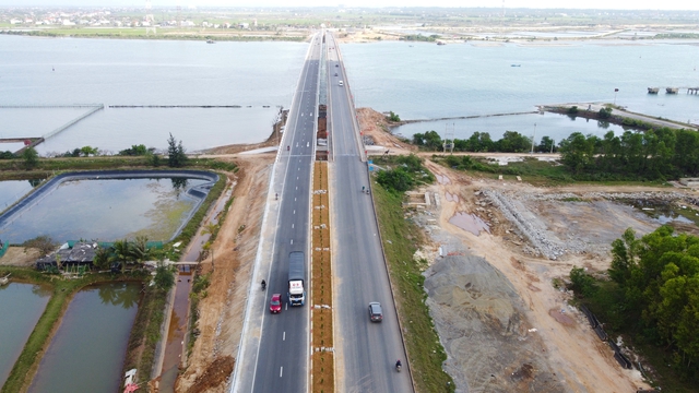 Hình ảnh khác lạ ở cầu Gianh cận Tết Bính Ngọ- Ảnh 2.