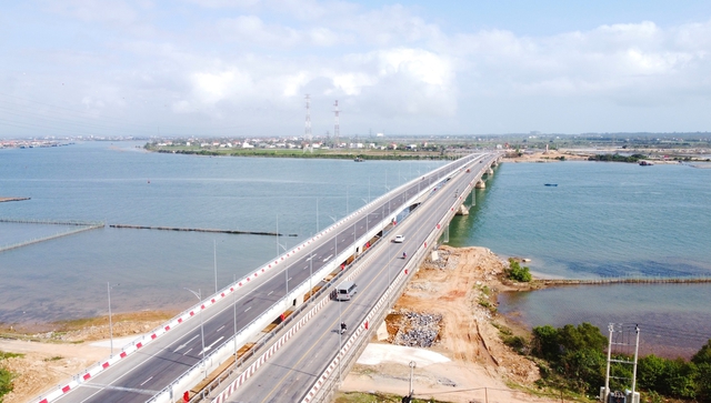 Hình ảnh khác lạ ở cầu Gianh cận Tết Bính Ngọ- Ảnh 3.