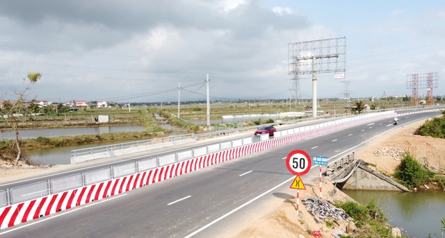 Hình ảnh khác lạ ở cầu Gianh cận Tết Bính Ngọ- Ảnh 5.