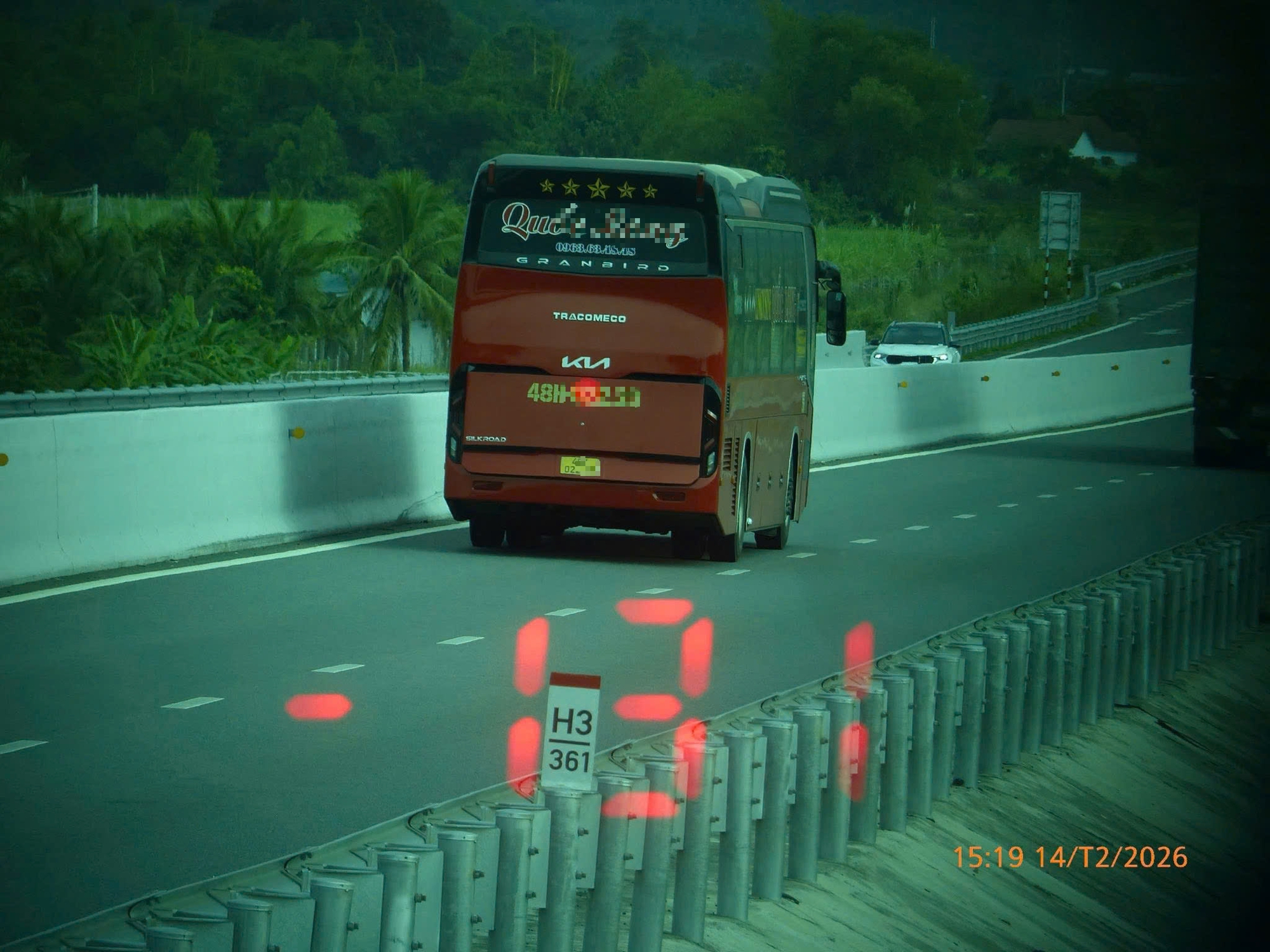 3 ngày, 250 xe khách vi phạm tốc độ trên đường cao tốc TPHCM - Vân Phong- Ảnh 1.