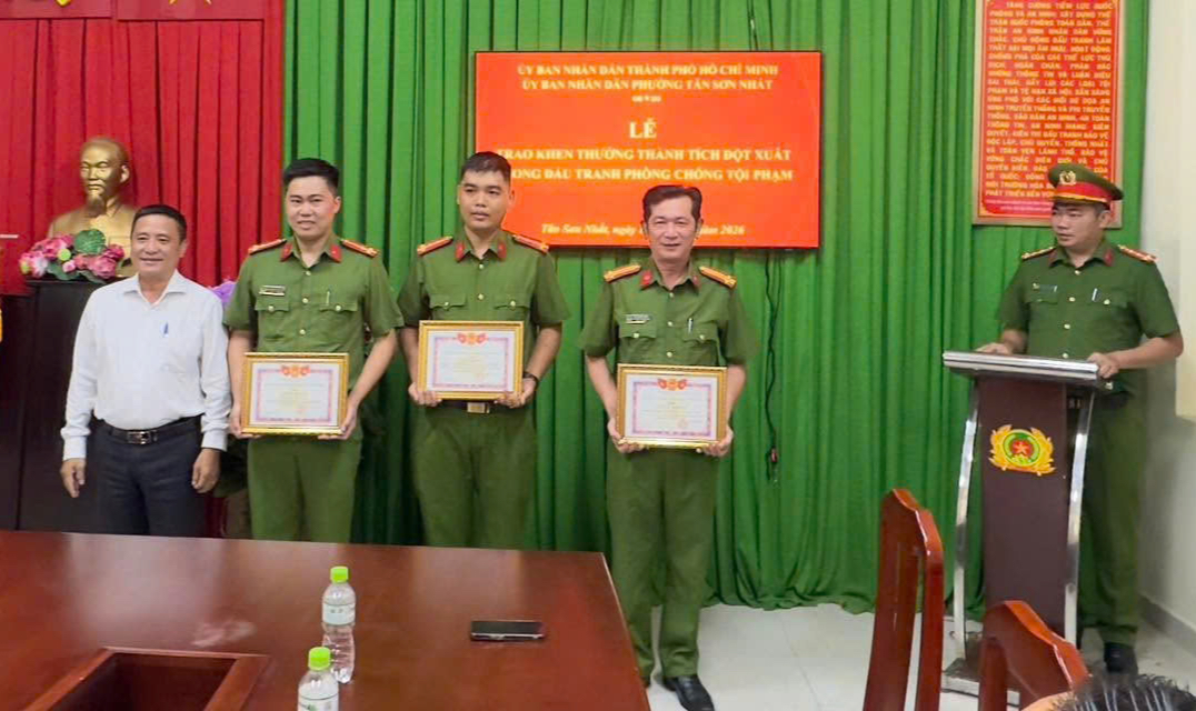 Khen thưởng Công an TPHCM phá nhanh vụ cướp ngân hàng trong 24 giờ - Ảnh 1.