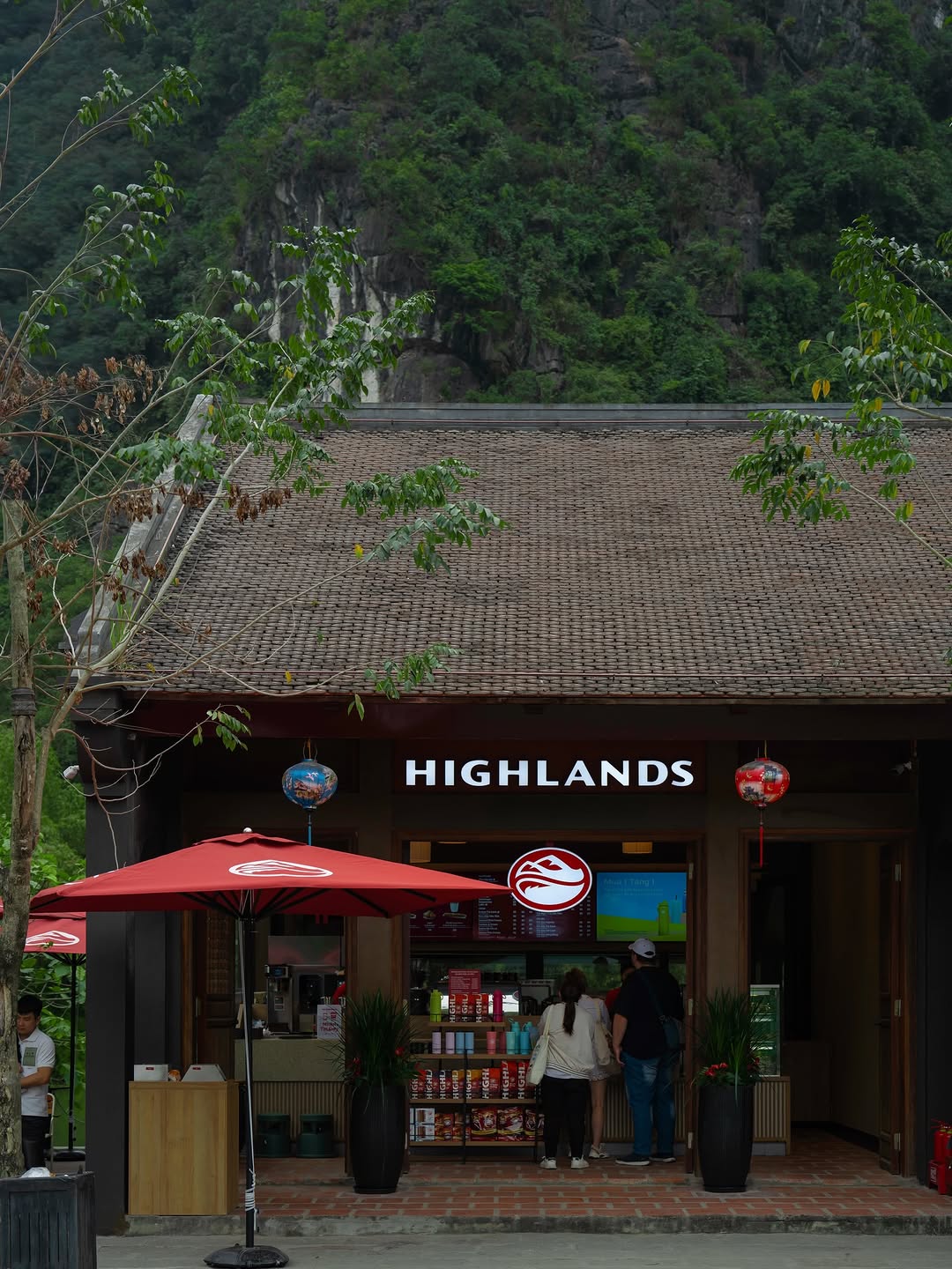 Đại chiến "view triệu đô" giữa lòng Tràng An: Highlands và Starbucks ai cũng đẹp nhưng chi tiết này mới quyết định kẻ thắng thế - Ảnh 10.