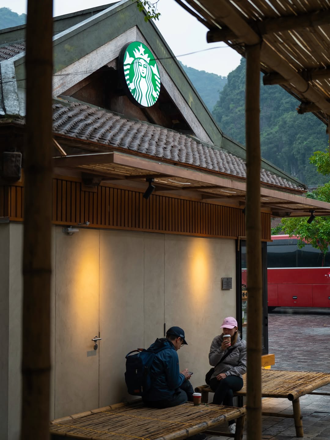 Đại chiến "view triệu đô" giữa lòng Tràng An: Highlands và Starbucks ai cũng đẹp nhưng chi tiết này mới quyết định kẻ thắng thế - Ảnh 3.