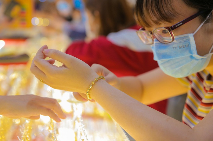 Khách giao dịch vàng từ 5 triệu đồng trở lên phải chuyển khoản- Ảnh 1. Khách giao dịch vàng từ 5 triệu đồng trở lên phải chuyển khoản- Ảnh 1.