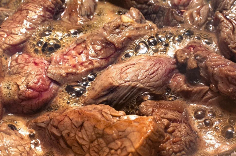 Nồi thịt nổi bọt là “tinh hoa dinh dưỡng” hay chất bẩn? Có nên hớt bỏ? - Ảnh 1.