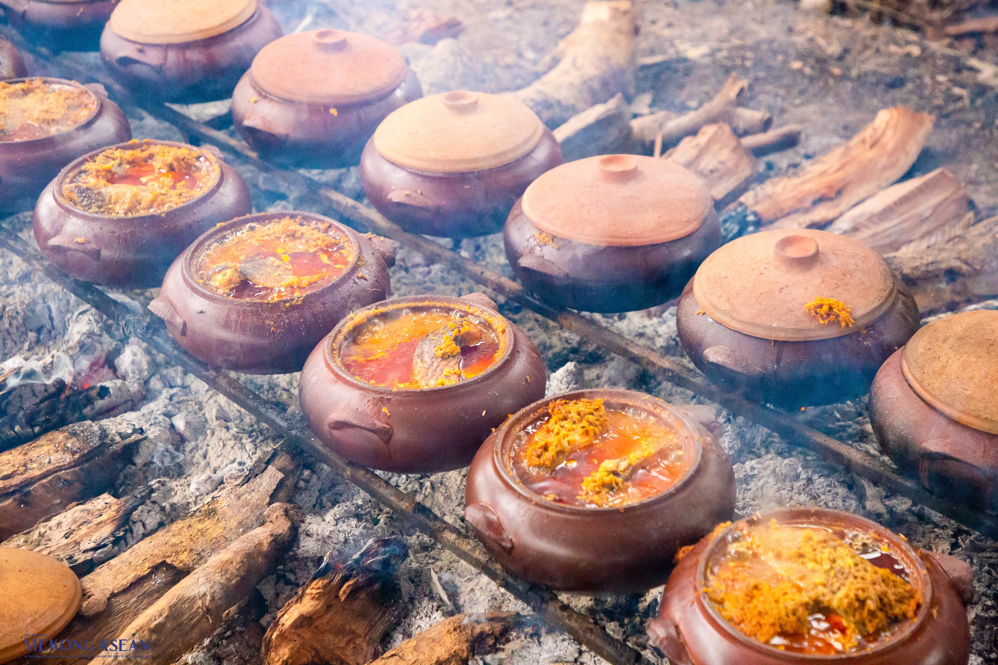 Cảnh tượng ngay lúc này tại một ngôi làng nằm ven sông Hồng: Nghi ngút khói cả ngày lẫn đêm - Ảnh 2.