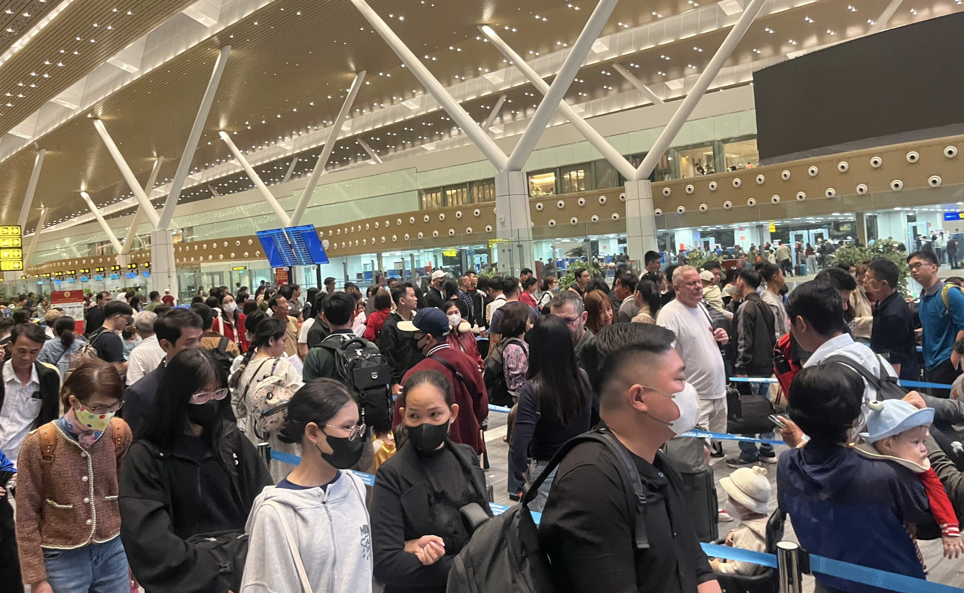 Giá vé máy bay Tết từ TPHCM đi Hà Nội bất ngờ giảm mạnh dịp 28 tháng Chạp 2026 - Ảnh 2.