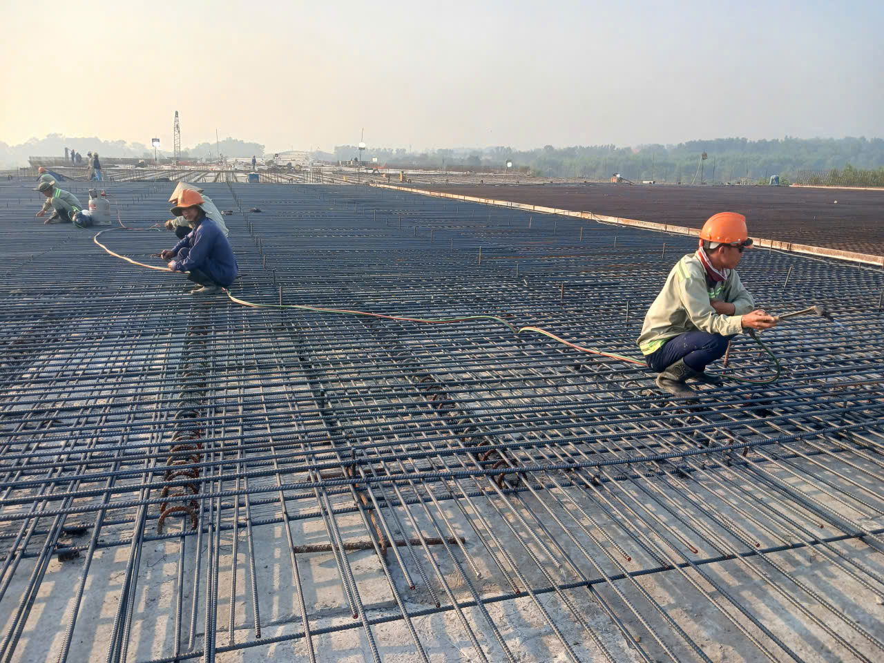 Xuân về trên công trường đường Vành đai 3 TPHCM - Ảnh 3.