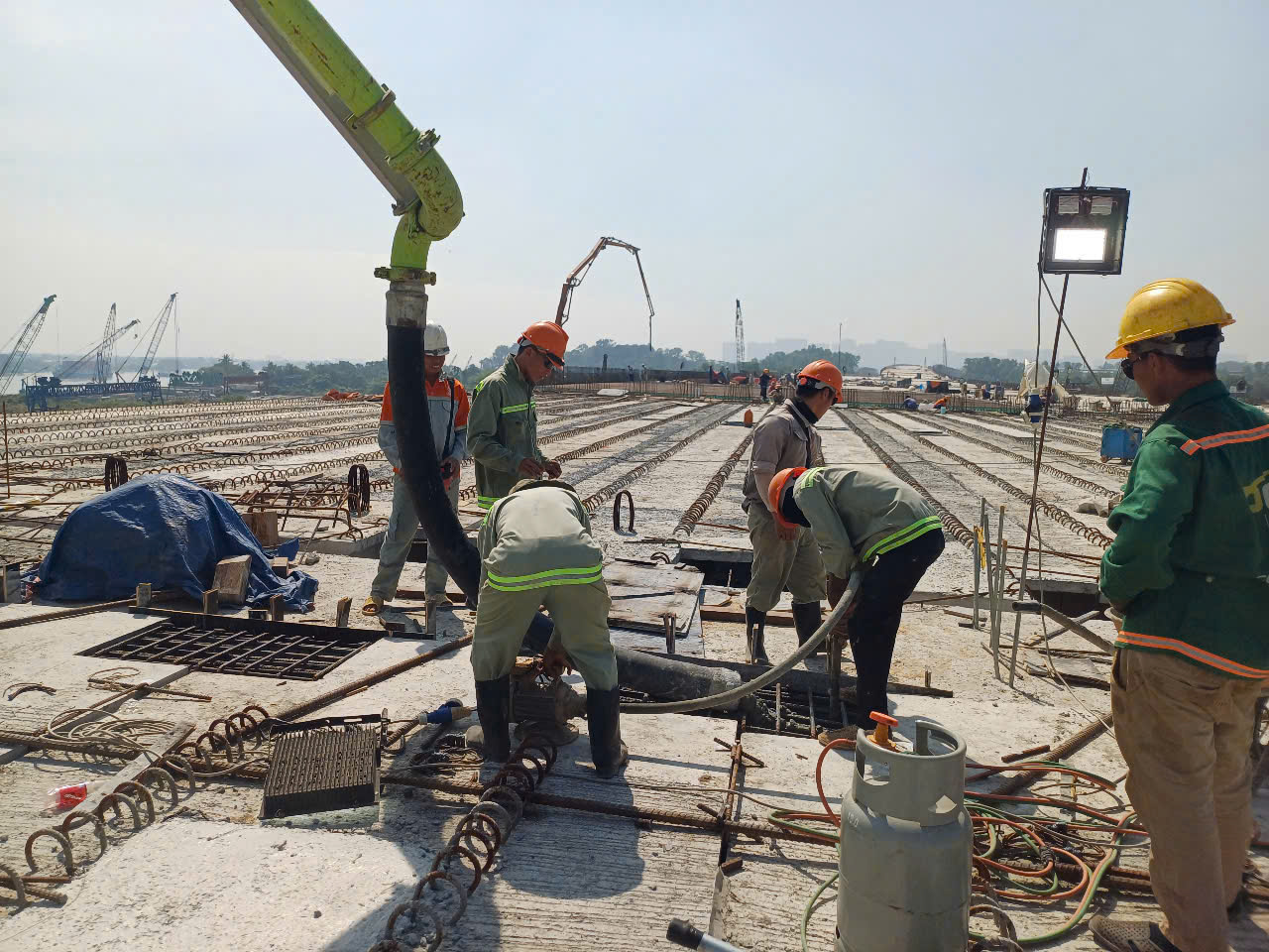 Xuân về trên công trường đường Vành đai 3 TPHCM - Ảnh 7.