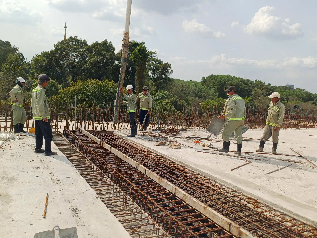 Xuân về trên công trường đường Vành đai 3 TPHCM - Ảnh 2.