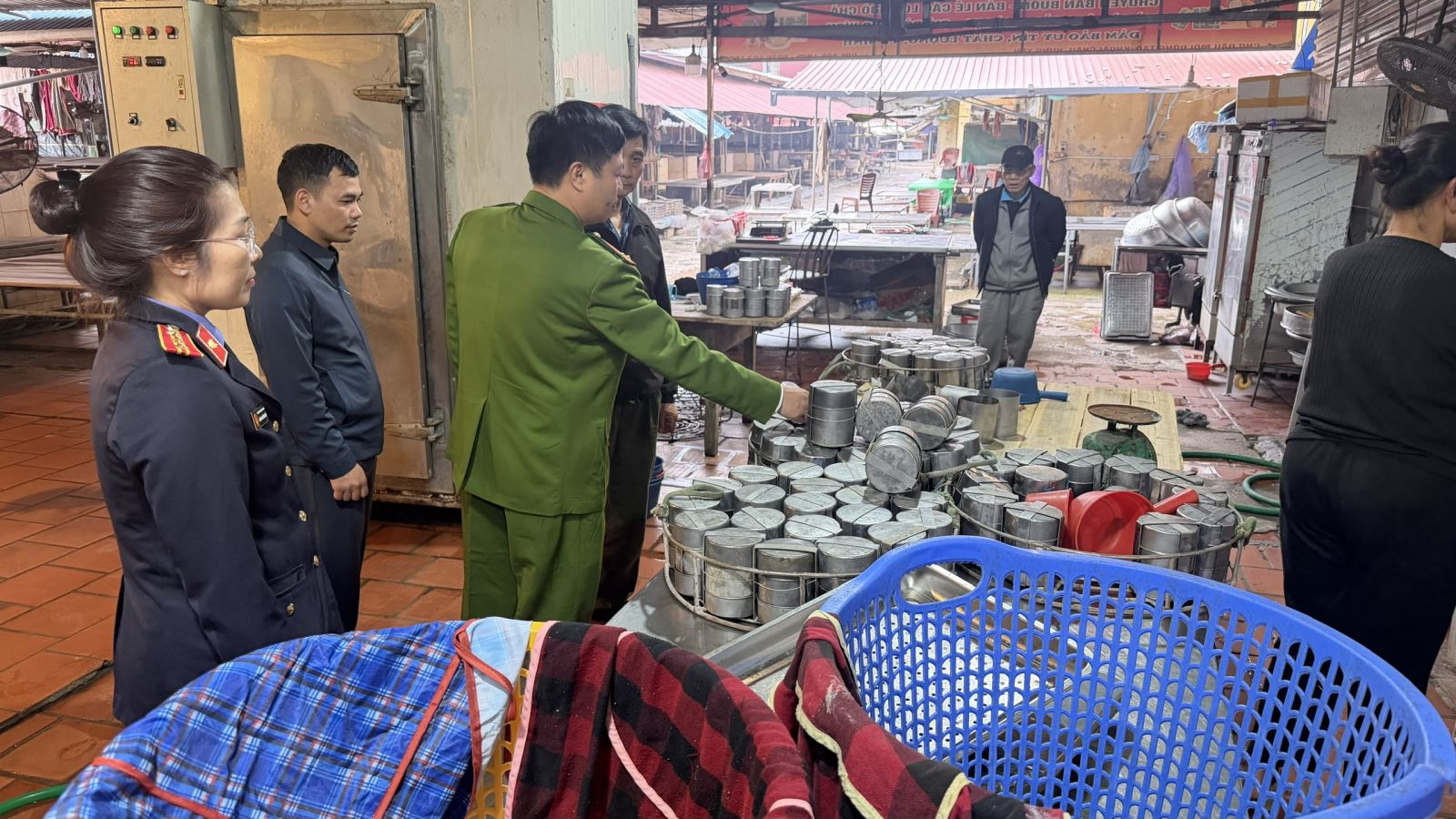 Khởi tố bà chủ Đỗ Thị Huyền SN 1970 và con trai- Ảnh 1.