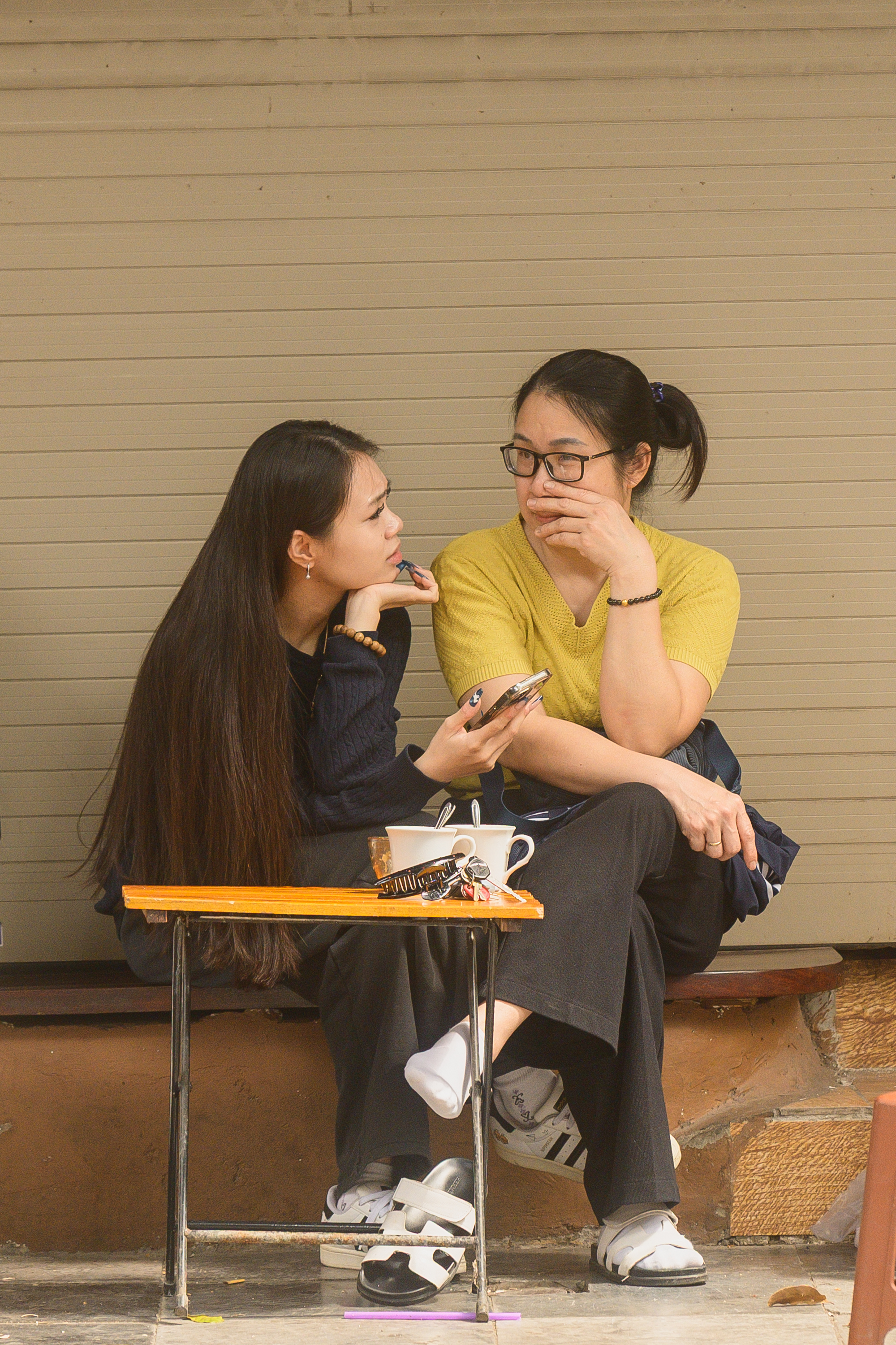 Hà Nội chiều 29 Tết nhẹ tênh, dân tình tranh thủ đi cà phê trong khung cảnh hiếm thấy- Ảnh 9.