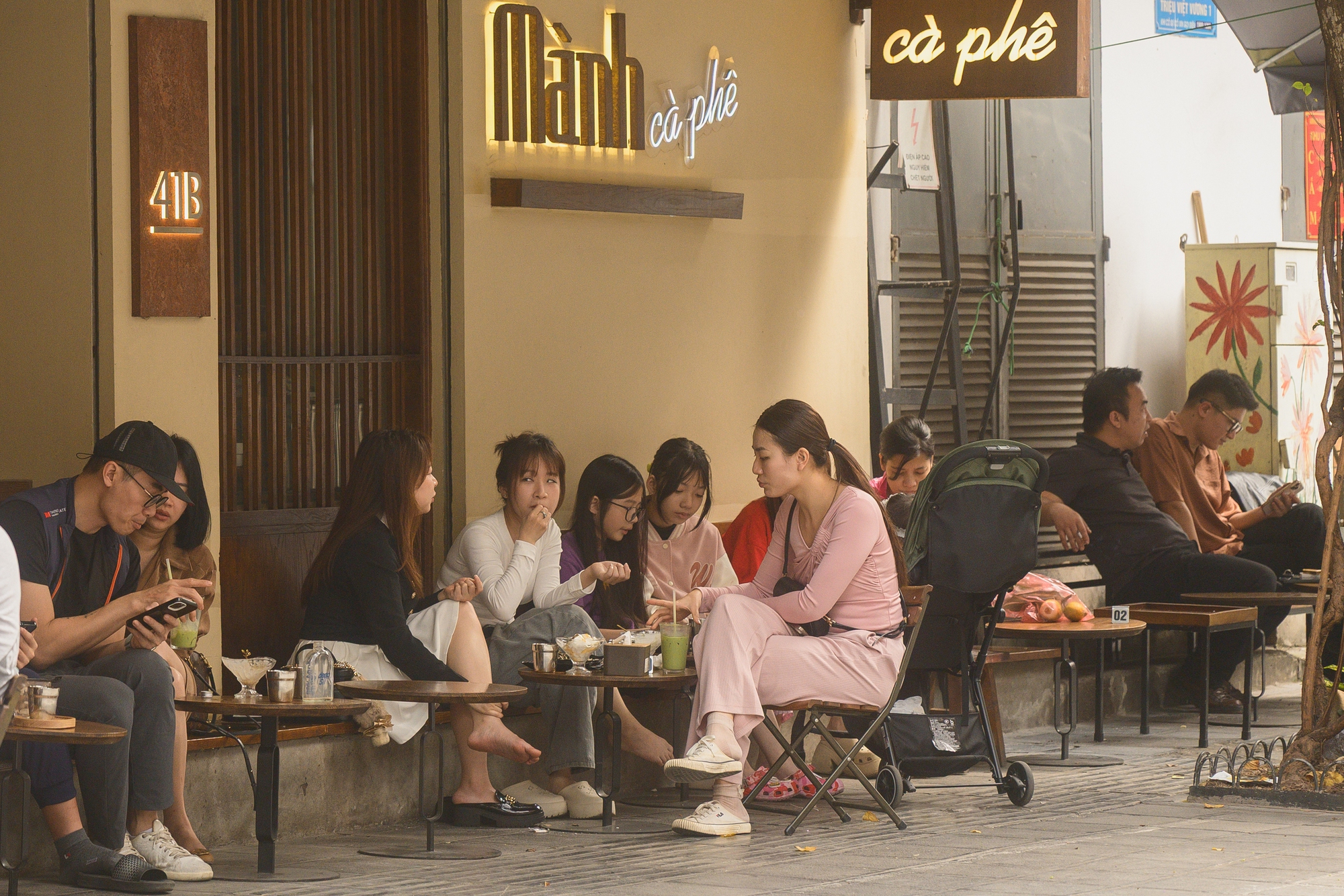 Hà Nội chiều 29 Tết nhẹ tênh, dân tình tranh thủ đi cà phê trong khung cảnh hiếm thấy- Ảnh 15.