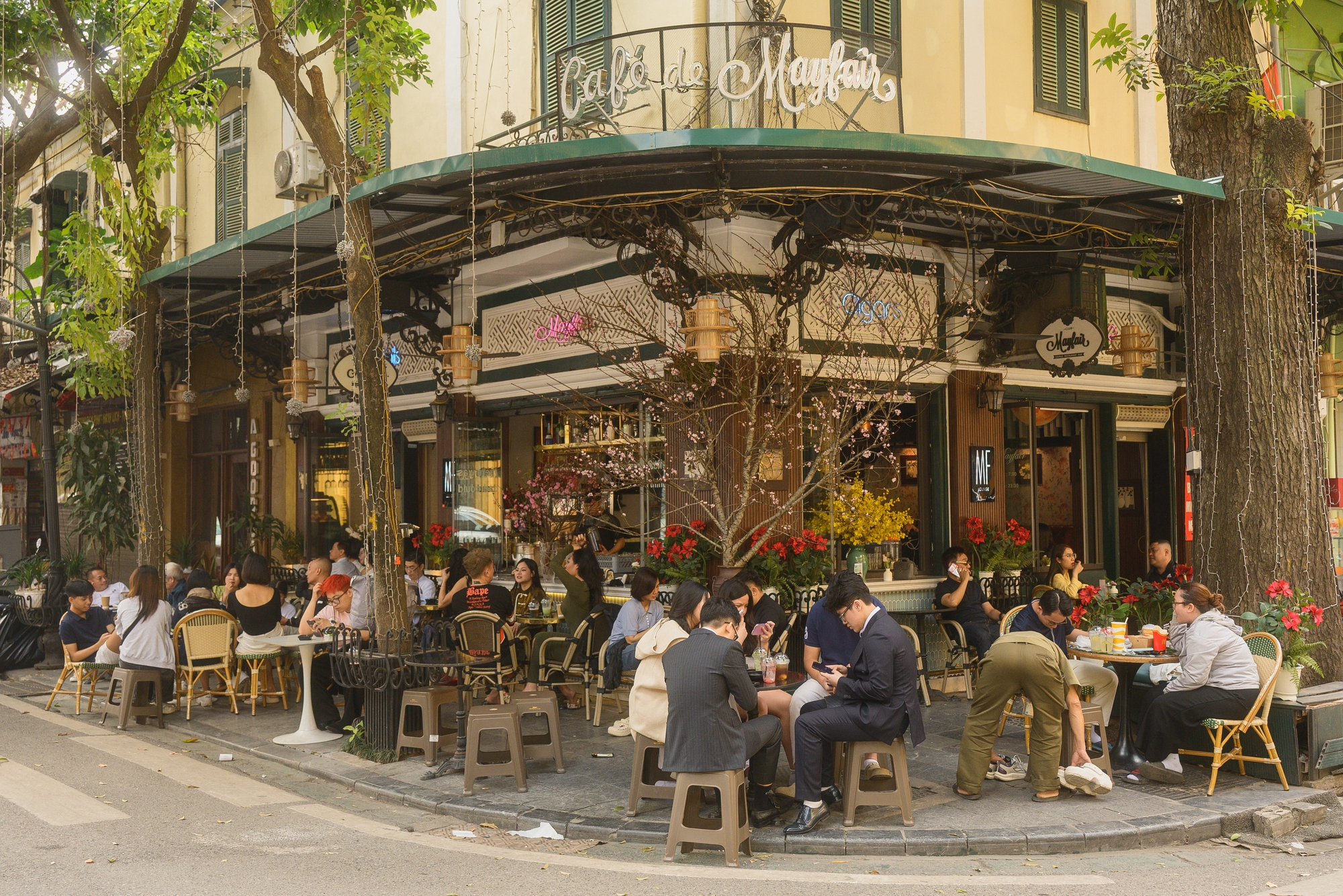 Hà Nội chiều 29 Tết nhẹ tênh, dân tình tranh thủ đi cà phê trong khung cảnh hiếm thấy- Ảnh 13.