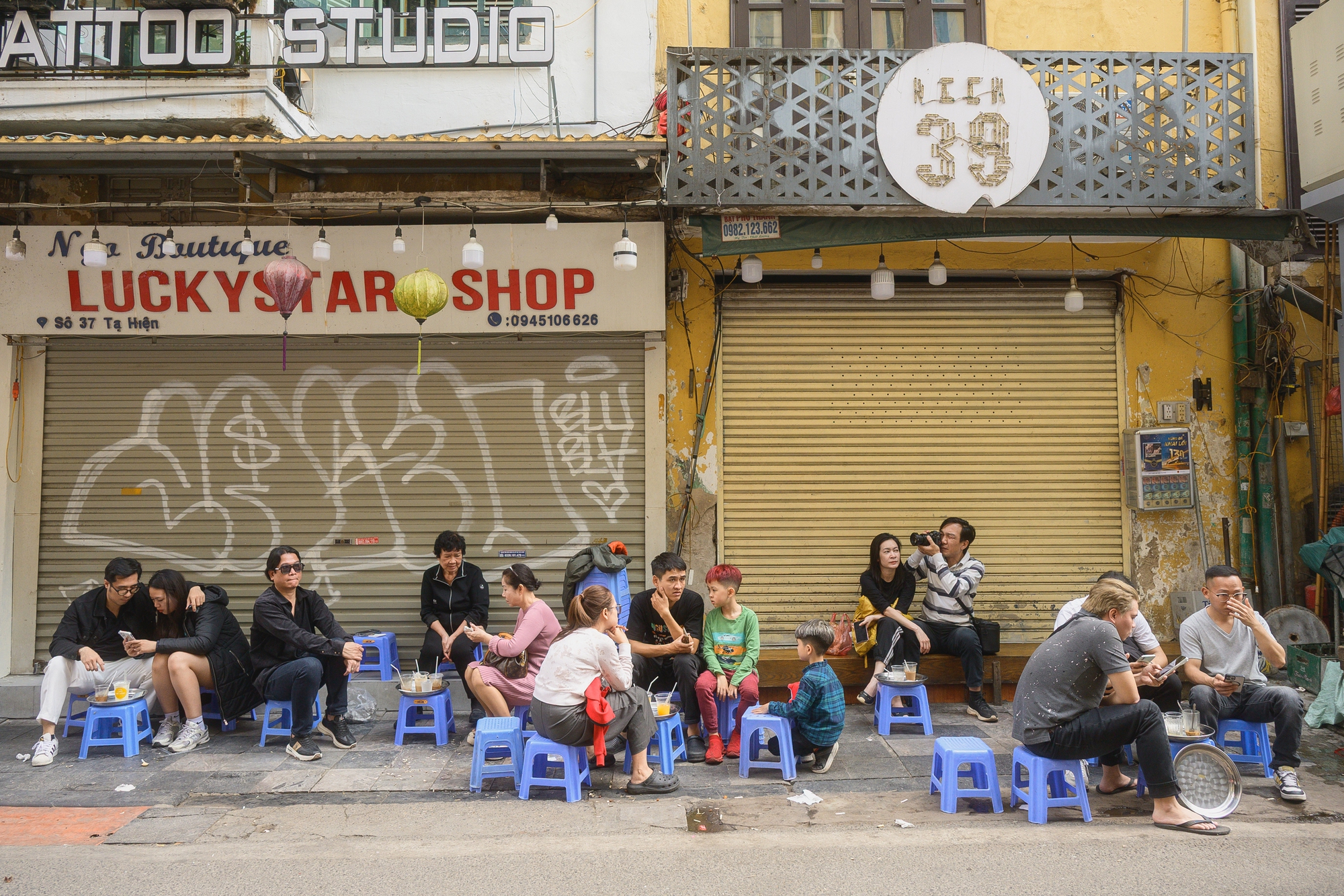 Hà Nội chiều 29 Tết nhẹ tênh, dân tình tranh thủ đi cà phê trong khung cảnh hiếm thấy- Ảnh 11.