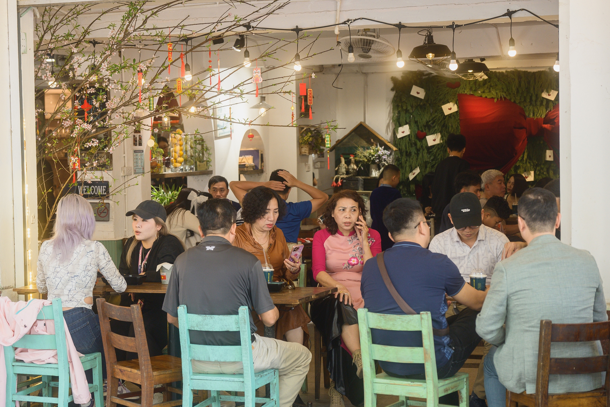Hà Nội chiều 29 Tết nhẹ tênh, dân tình tranh thủ đi cà phê trong khung cảnh hiếm thấy- Ảnh 12.