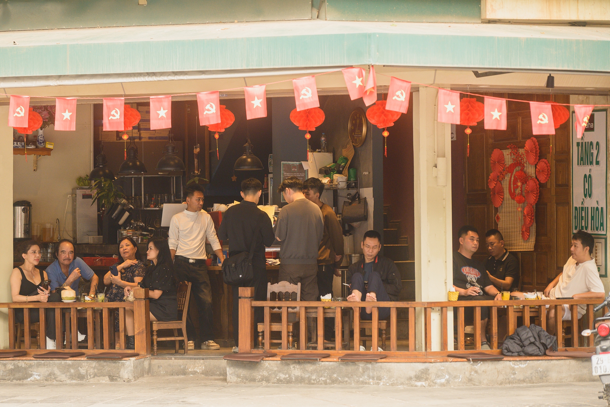 Hà Nội chiều 29 Tết nhẹ tênh, dân tình tranh thủ đi cà phê trong khung cảnh hiếm thấy- Ảnh 2.