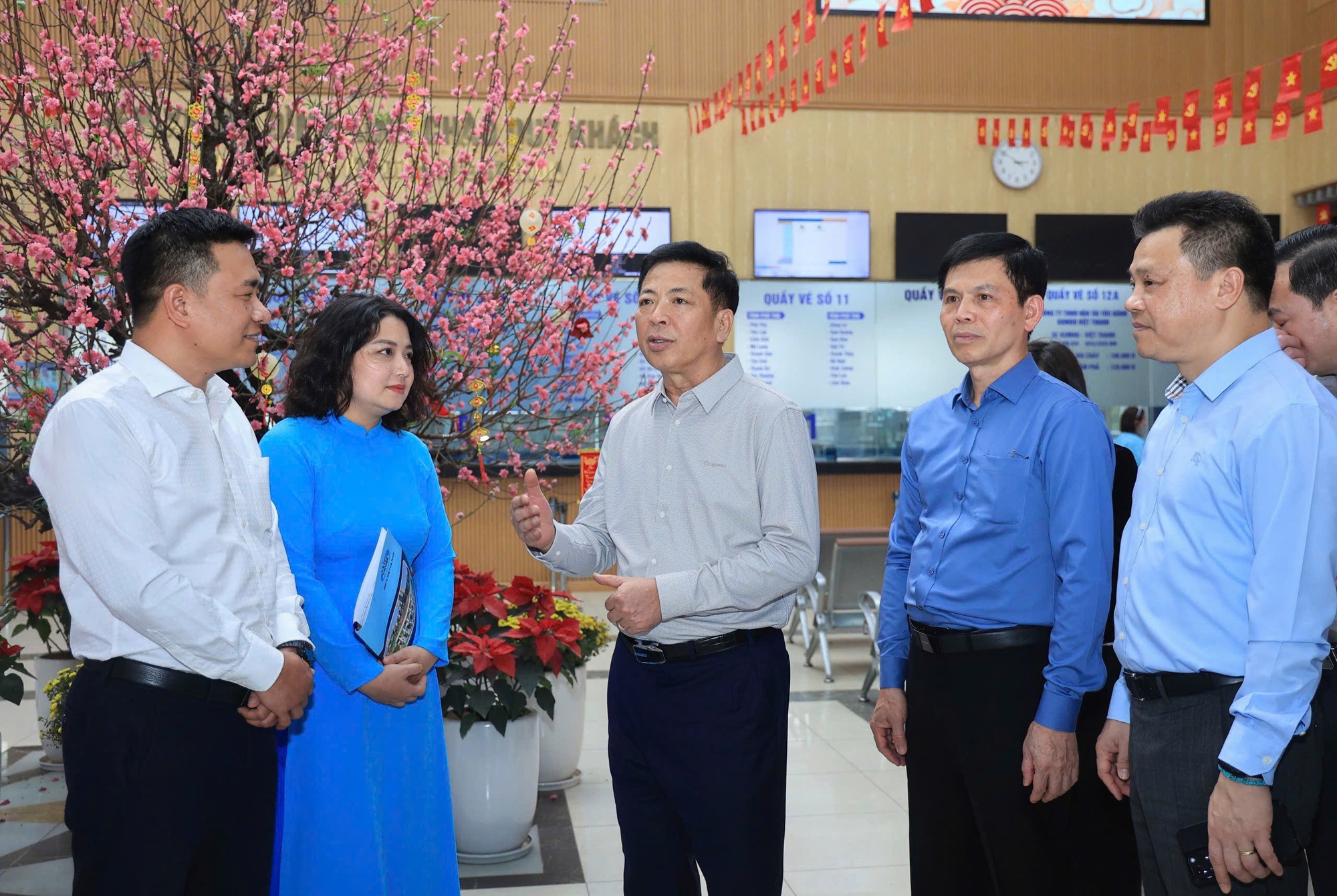 Bộ trưởng Trần Hồng Minh thị sát các loại hình vận tải chiều 29 Tết - Ảnh 3.