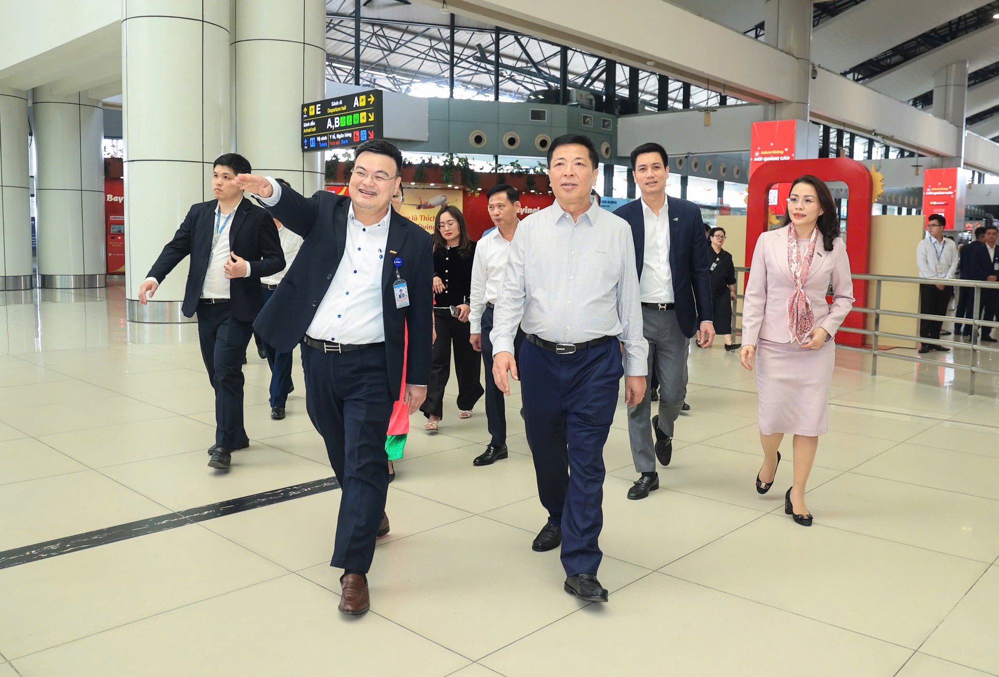 Bộ trưởng Trần Hồng Minh thị sát các loại hình vận tải chiều 29 Tết - Ảnh 2.