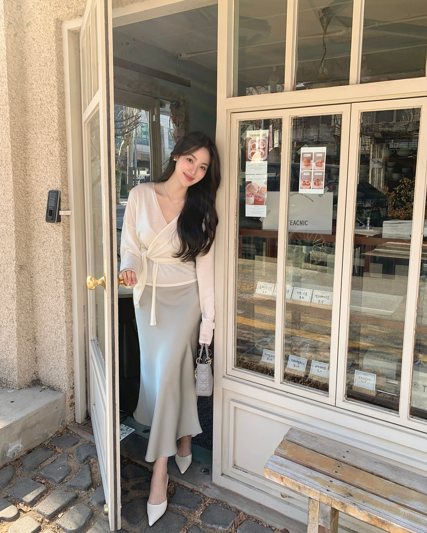 Chân váy đơn giản đến mấy cũng thành long lanh, sang chảnh nếu chị em diện theo 4 cách- Ảnh 1.