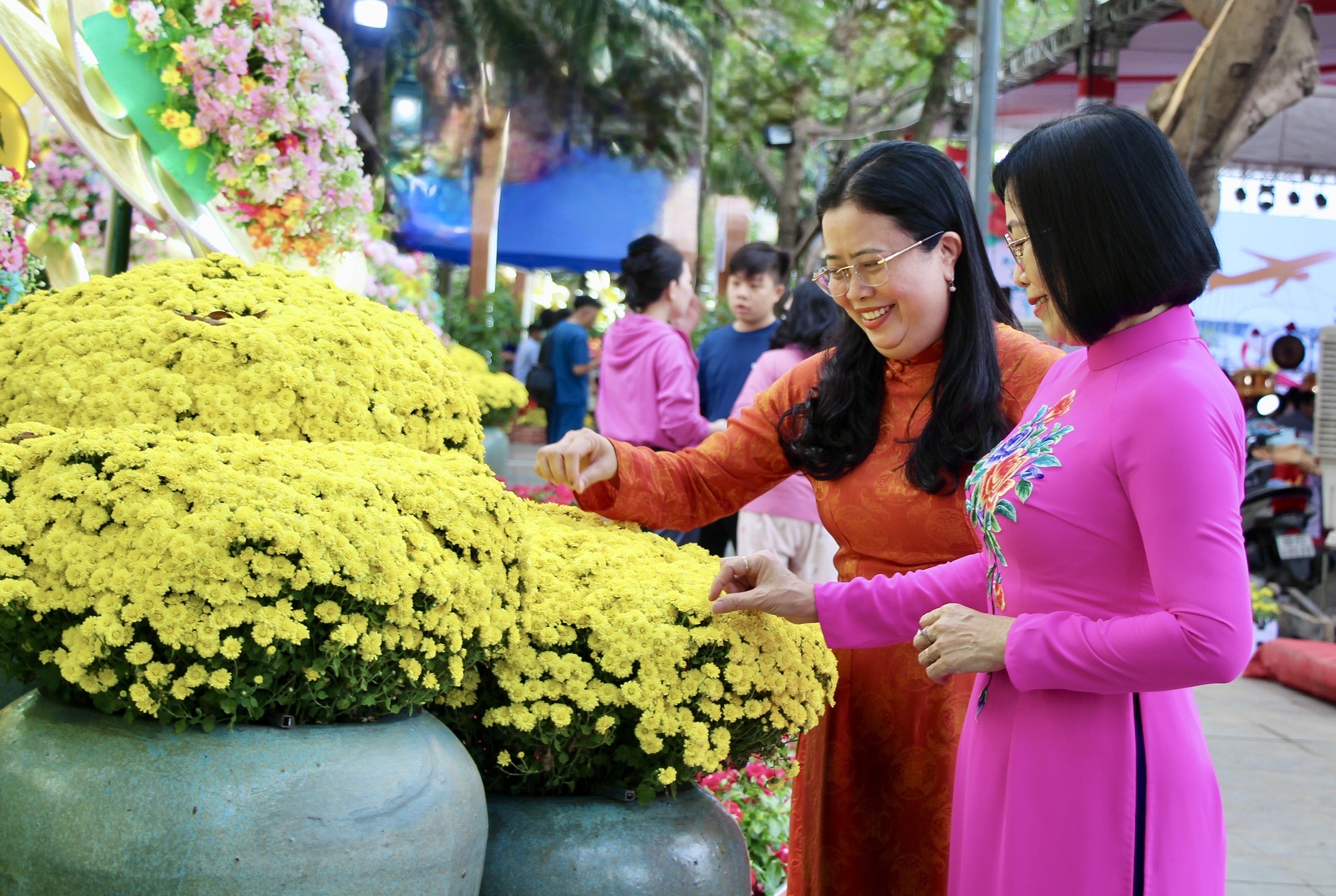 Cận cảnh đường hoa ven sông Đồng Nai 'vạn người mê' - Ảnh 6.