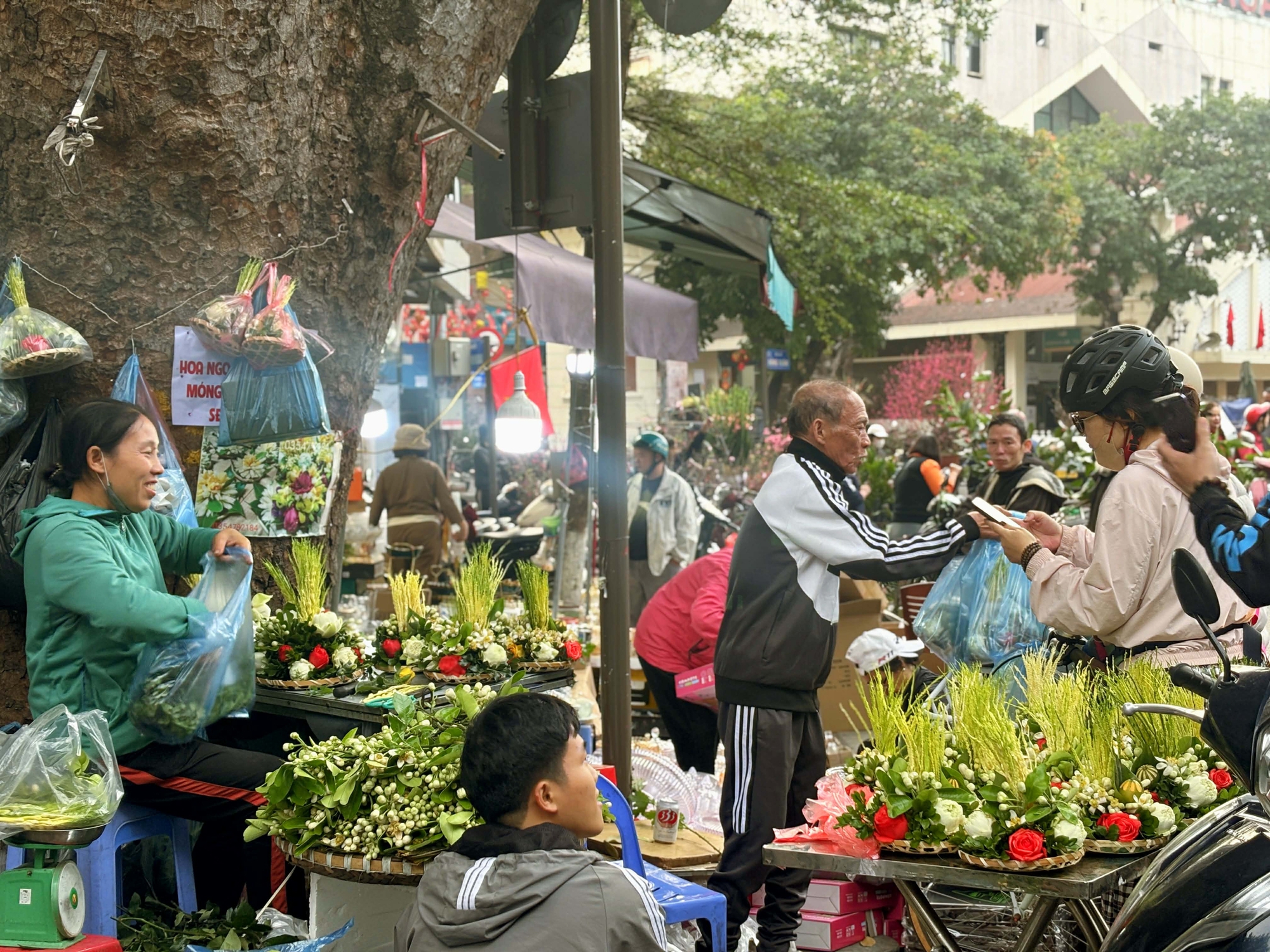 29 Tết: Không phải Hàng Bè, đây mới là nên cần đến nếu muốn tìm kiếm những nét truyền thống của Tết xưa- Ảnh 18.