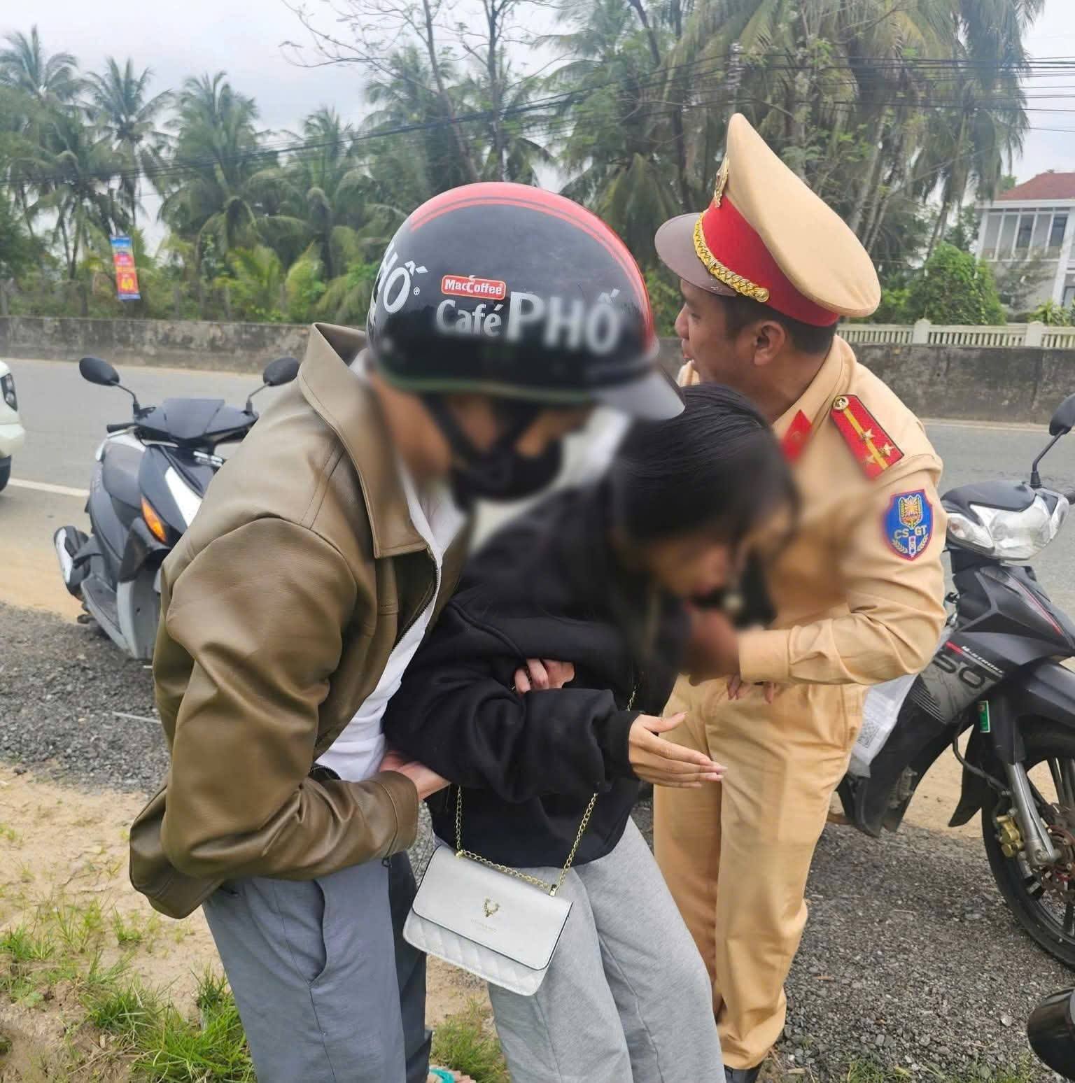 Trưa 29 Tết: Nữ sinh 2008 lên cơn co giật khi đang chạy xe, CSGT kịp thời hỗ trợ- Ảnh 1.