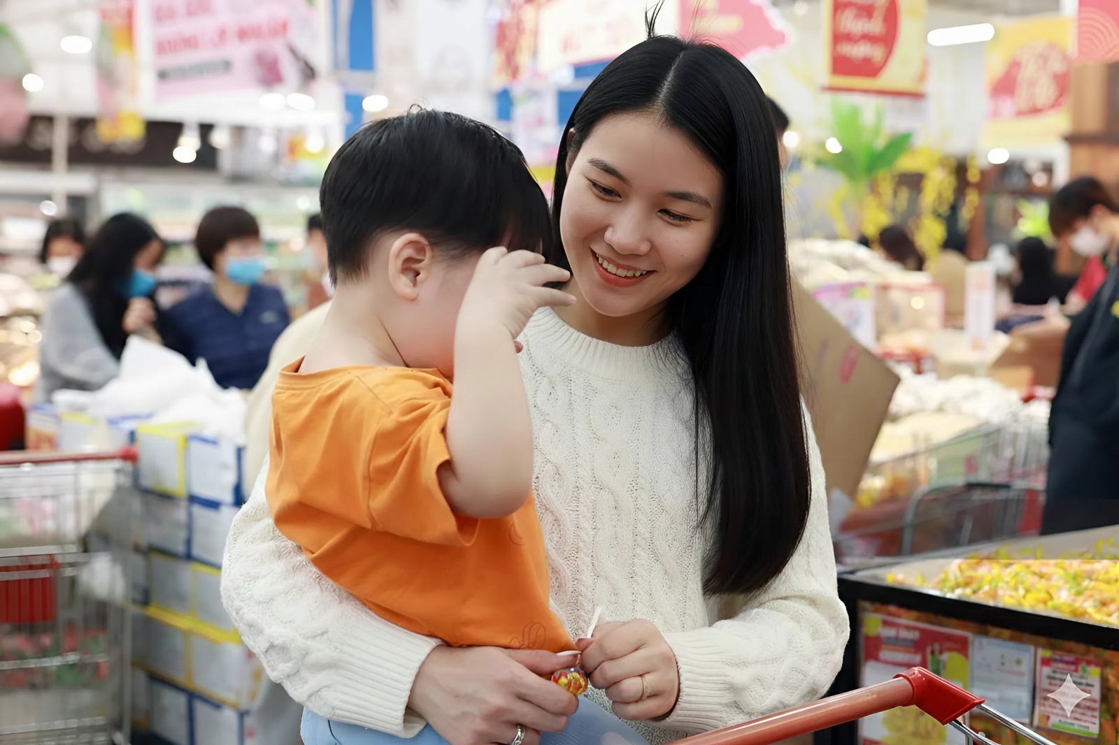 Nghe lén cuộc trò chuyện của 2 mẹ con nọ trong siêu thị ngày giáp Tết, tôi phải thốt lên: Sao mà dạy con hay đến thế!- Ảnh 1.