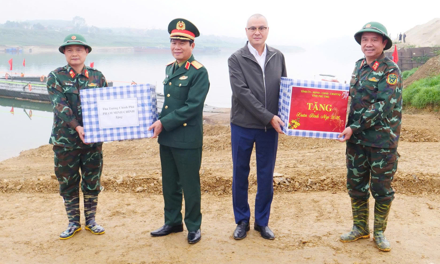 Thông xe cầu phao Đoan Hùng bắc qua sông Lô, phục vụ người dân đi lại dịp Tết- Ảnh 1.