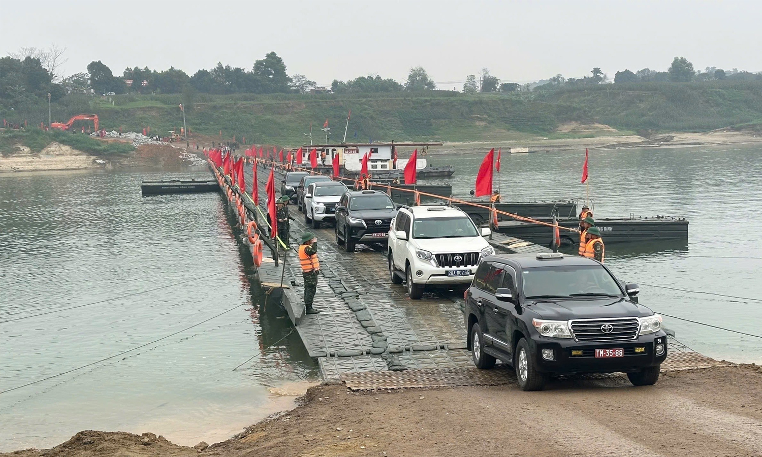 Thông xe cầu phao Đoan Hùng bắc qua sông Lô, phục vụ người dân đi lại dịp Tết- Ảnh 2.