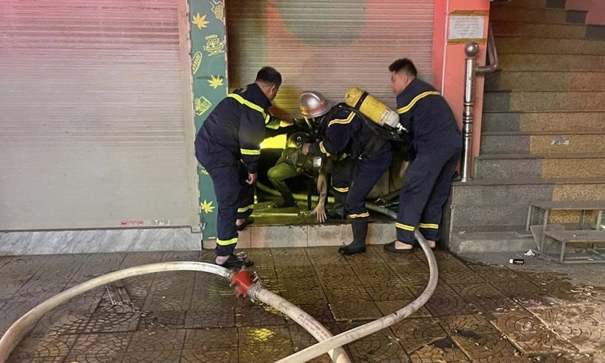 Giải cứu 3 người mắc kẹt trong vụ cháy ở Hà Nội rạng sáng 29 Tết- Ảnh 1.