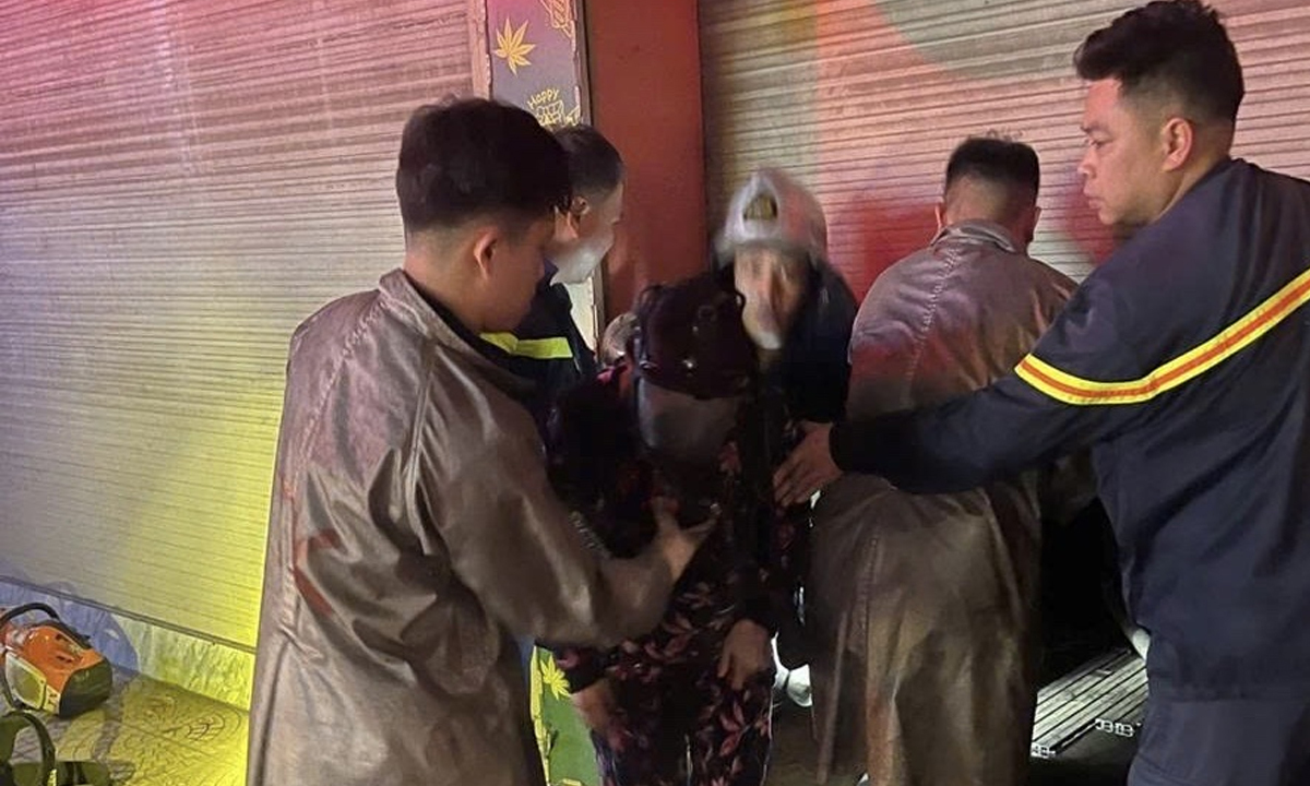 Giải cứu 3 người mắc kẹt trong vụ cháy ở Hà Nội rạng sáng 29 Tết- Ảnh 2.