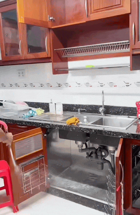 5 năm làm dâu, năm nào cũng “rửa nhà” đón Tết: Xịt nước khắp nhà từ tủ lạnh đến sàn nhà... dân tình vừa lo vừa nể- Ảnh 1.