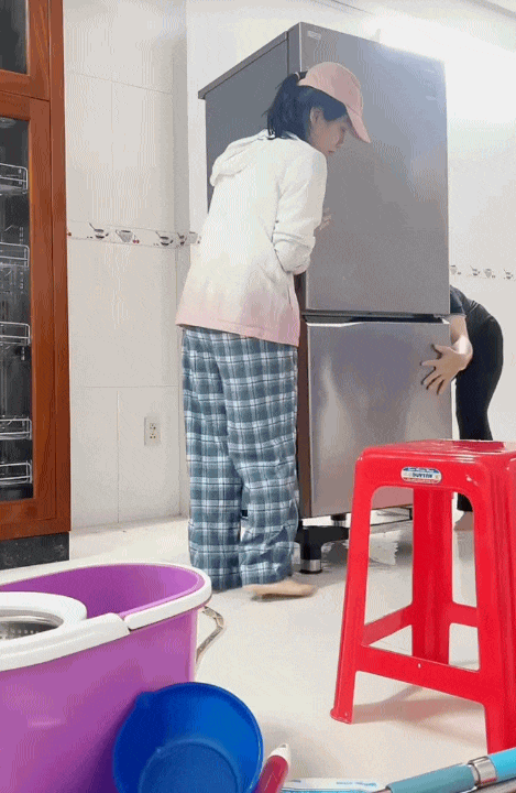 5 năm làm dâu, năm nào cũng “rửa nhà” đón Tết: Xịt nước khắp nhà từ tủ lạnh đến sàn nhà... dân tình vừa lo vừa nể- Ảnh 2.