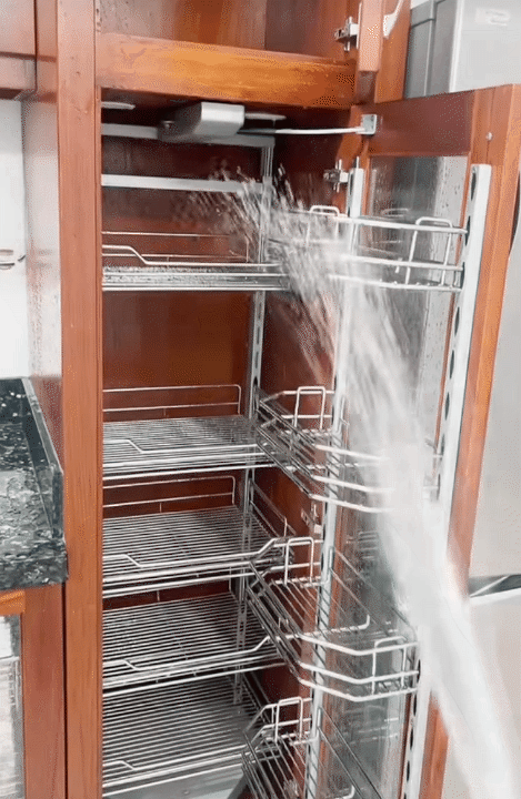 5 năm làm dâu, năm nào cũng “rửa nhà” đón Tết: Xịt nước khắp nhà từ tủ lạnh đến sàn nhà... dân tình vừa lo vừa nể- Ảnh 5.