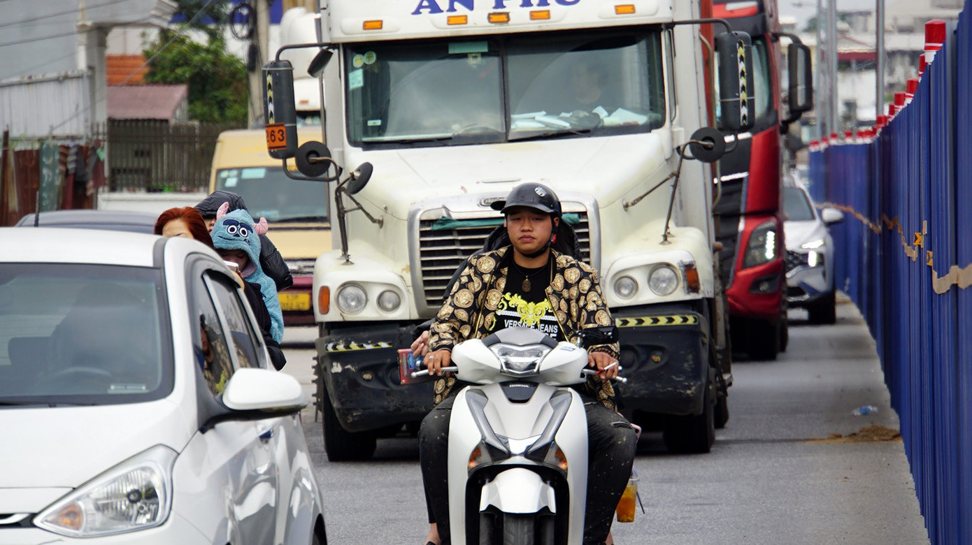 Lắp đèn chiếu sáng cho người dân qua công trường giao thông đẹp nhất Hải Phòng ngày Tết- Ảnh 10.