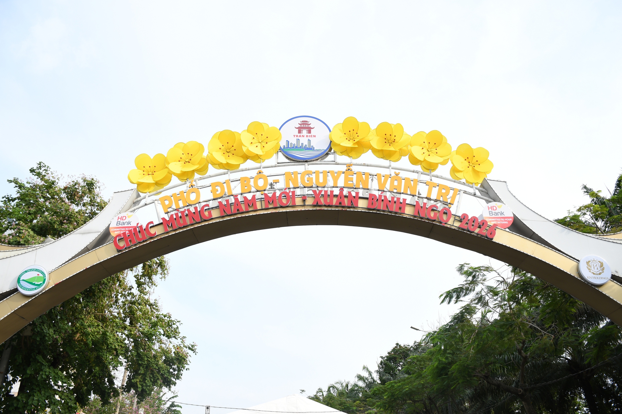 Cận cảnh đường hoa ven sông Đồng Nai 'vạn người mê' - Ảnh 2.