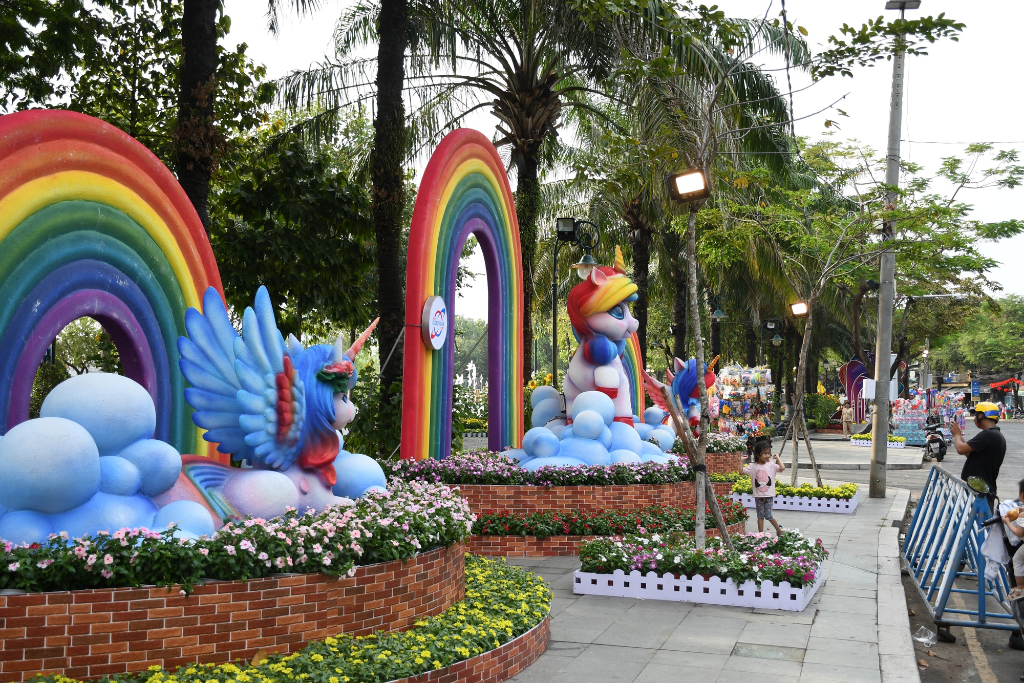 Cận cảnh đường hoa ven sông Đồng Nai 'vạn người mê' - Ảnh 9.