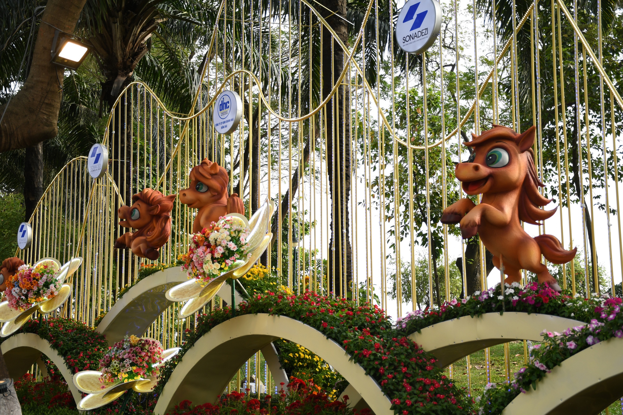 Cận cảnh đường hoa ven sông Đồng Nai 'vạn người mê' - Ảnh 10.