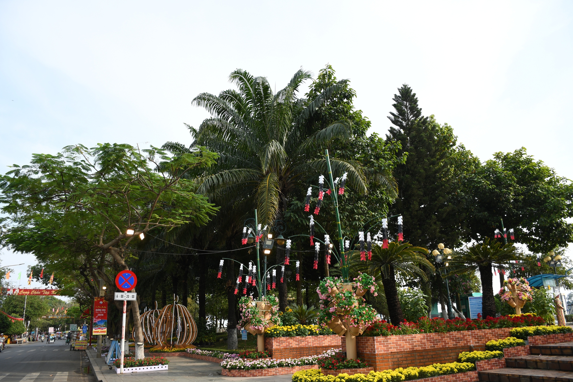 Cận cảnh đường hoa ven sông Đồng Nai 'vạn người mê' - Ảnh 13.