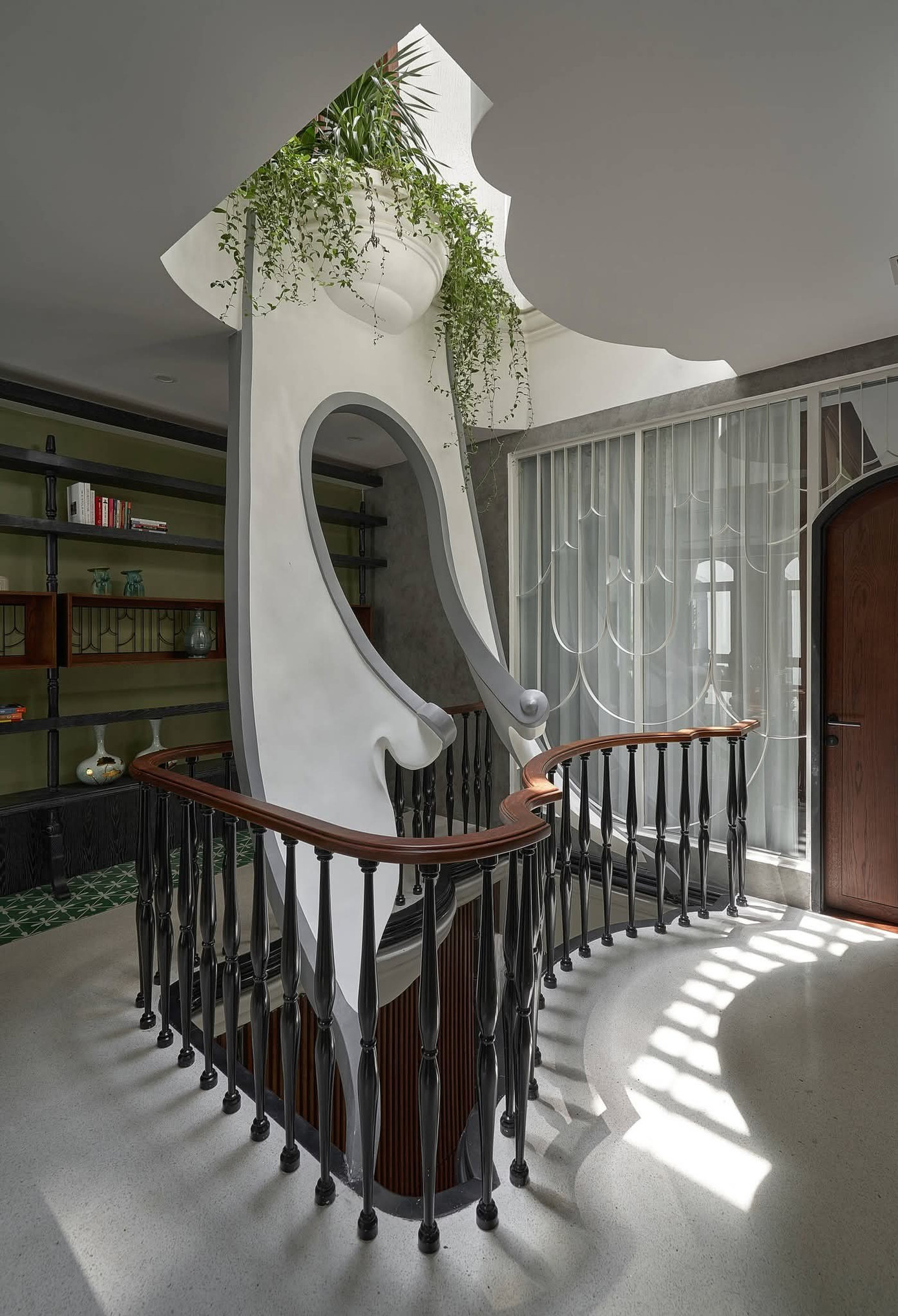 Thiết kế giếng trời ấn tượng như một dải lụa mềm- Ảnh 2.