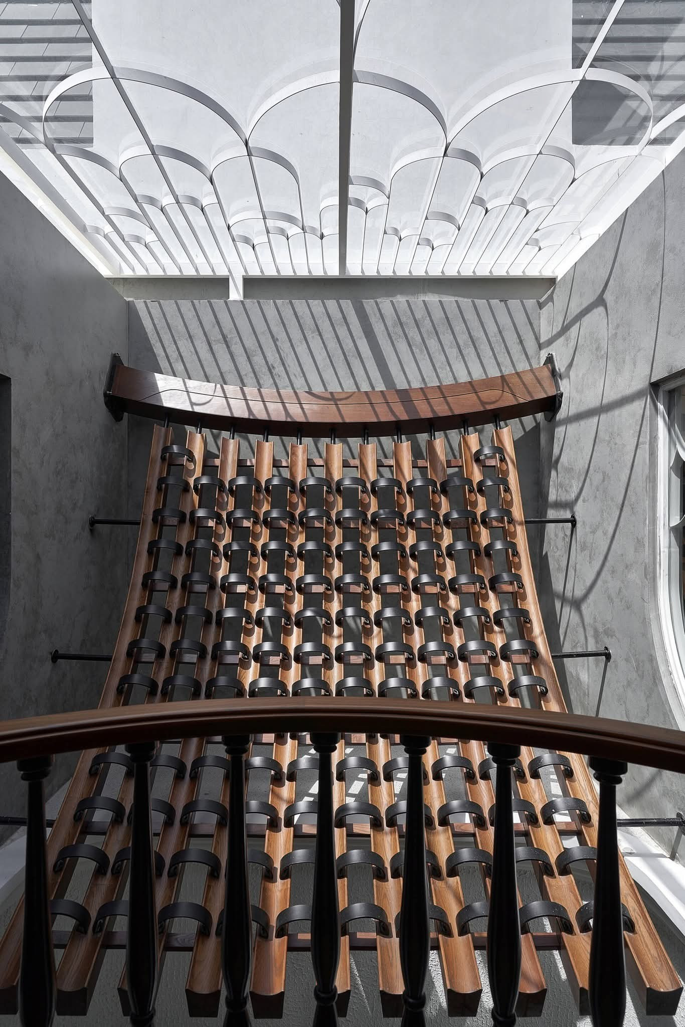 Thiết kế giếng trời ấn tượng như một dải lụa mềm- Ảnh 3.