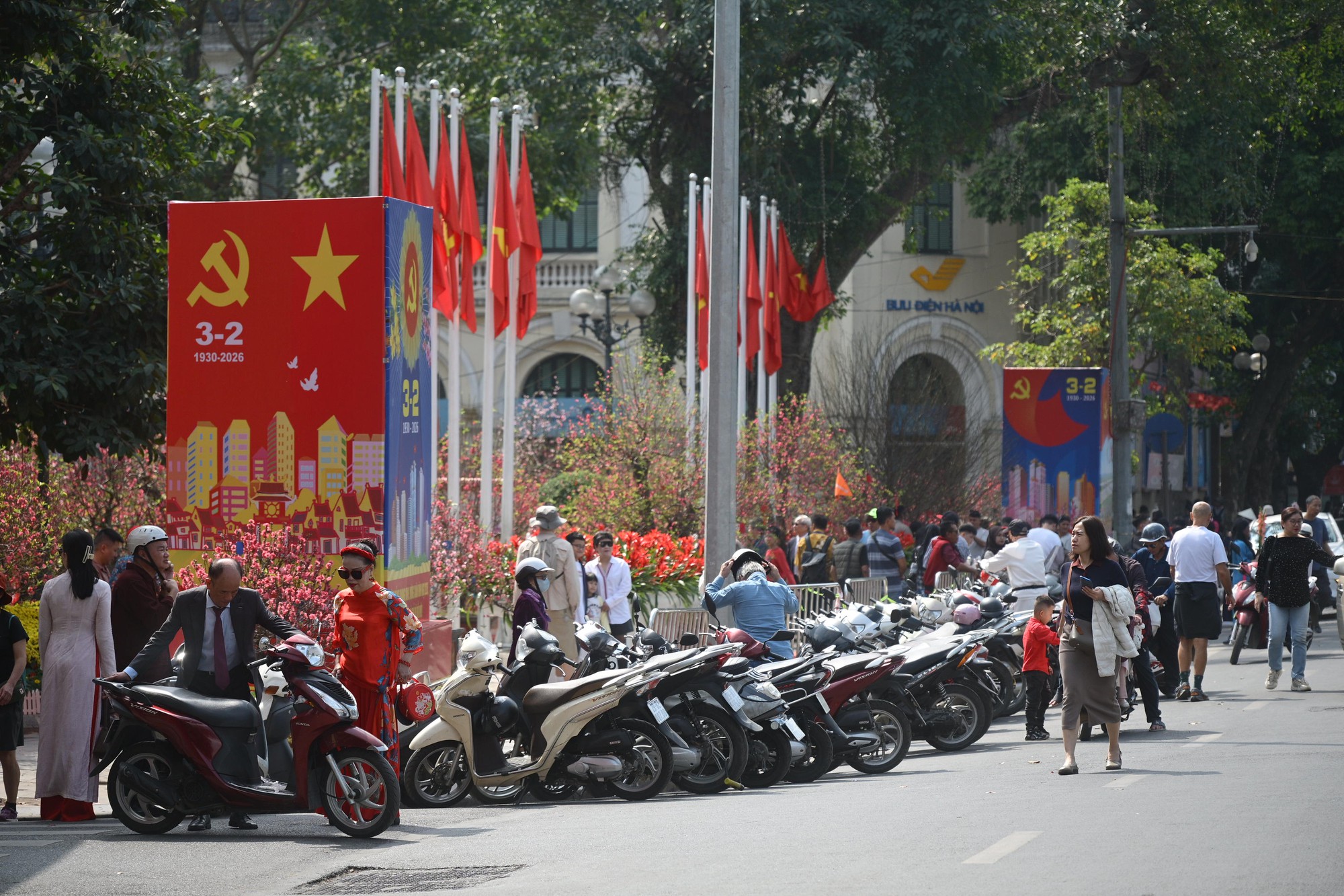 Hà Nội chiều 29 Tết: Khác lạ đến bất ngờ trước giờ khép lại năm cũ- Ảnh 7.