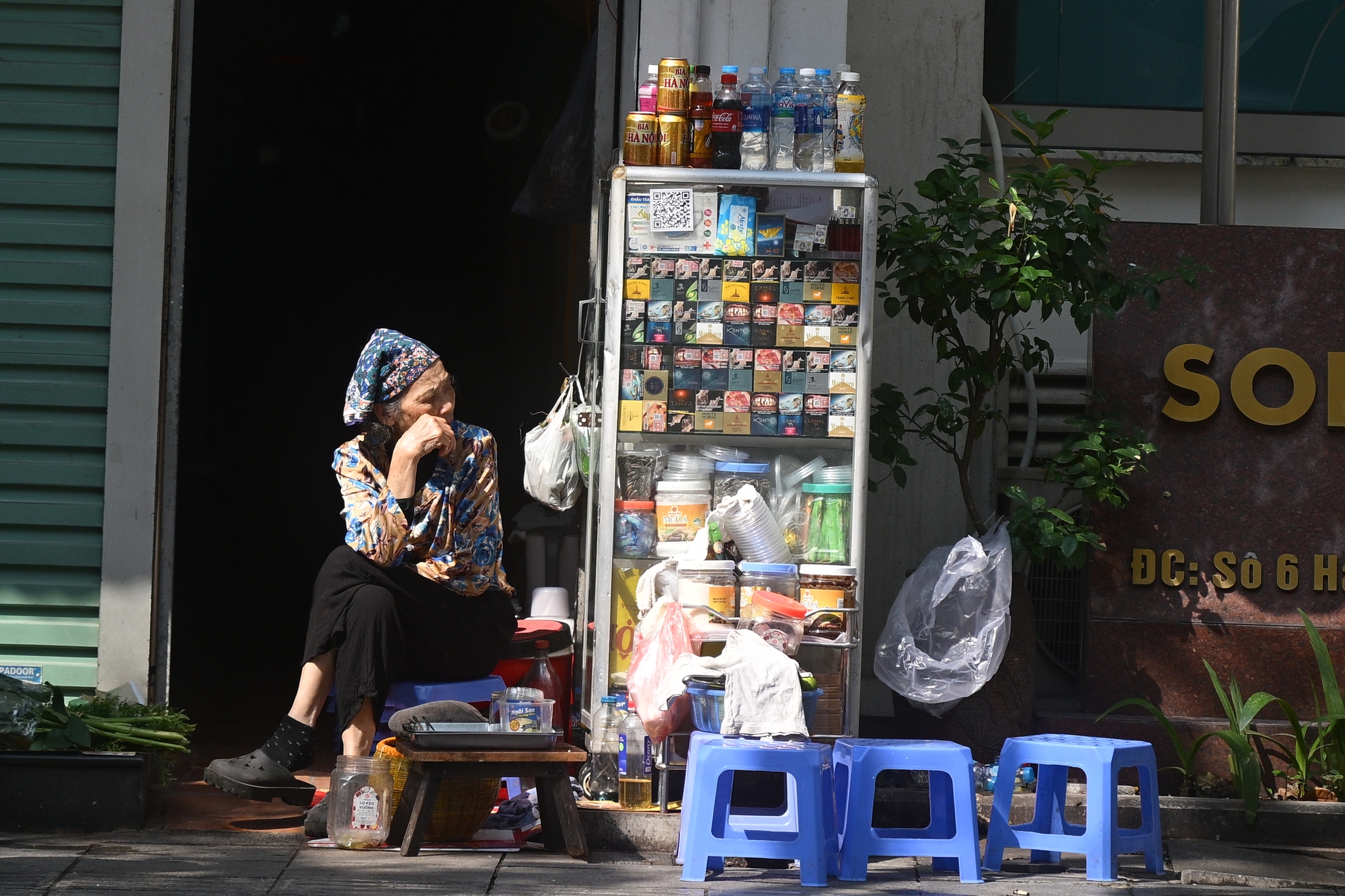 Hà Nội chiều 29 Tết: Khác lạ đến bất ngờ trước giờ khép lại năm cũ- Ảnh 4.