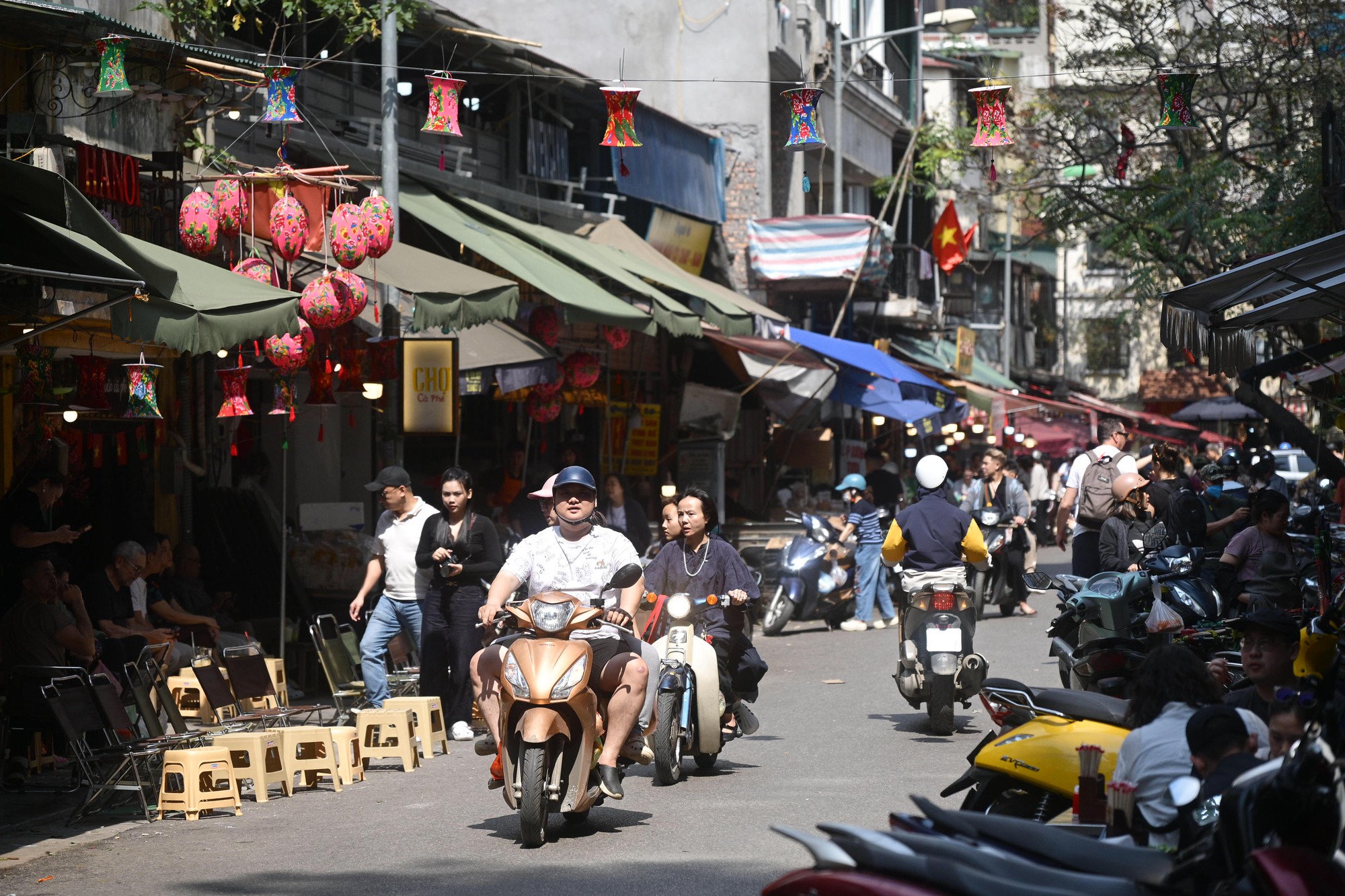 Hà Nội chiều 29 Tết: Khác lạ đến bất ngờ trước giờ khép lại năm cũ- Ảnh 1.