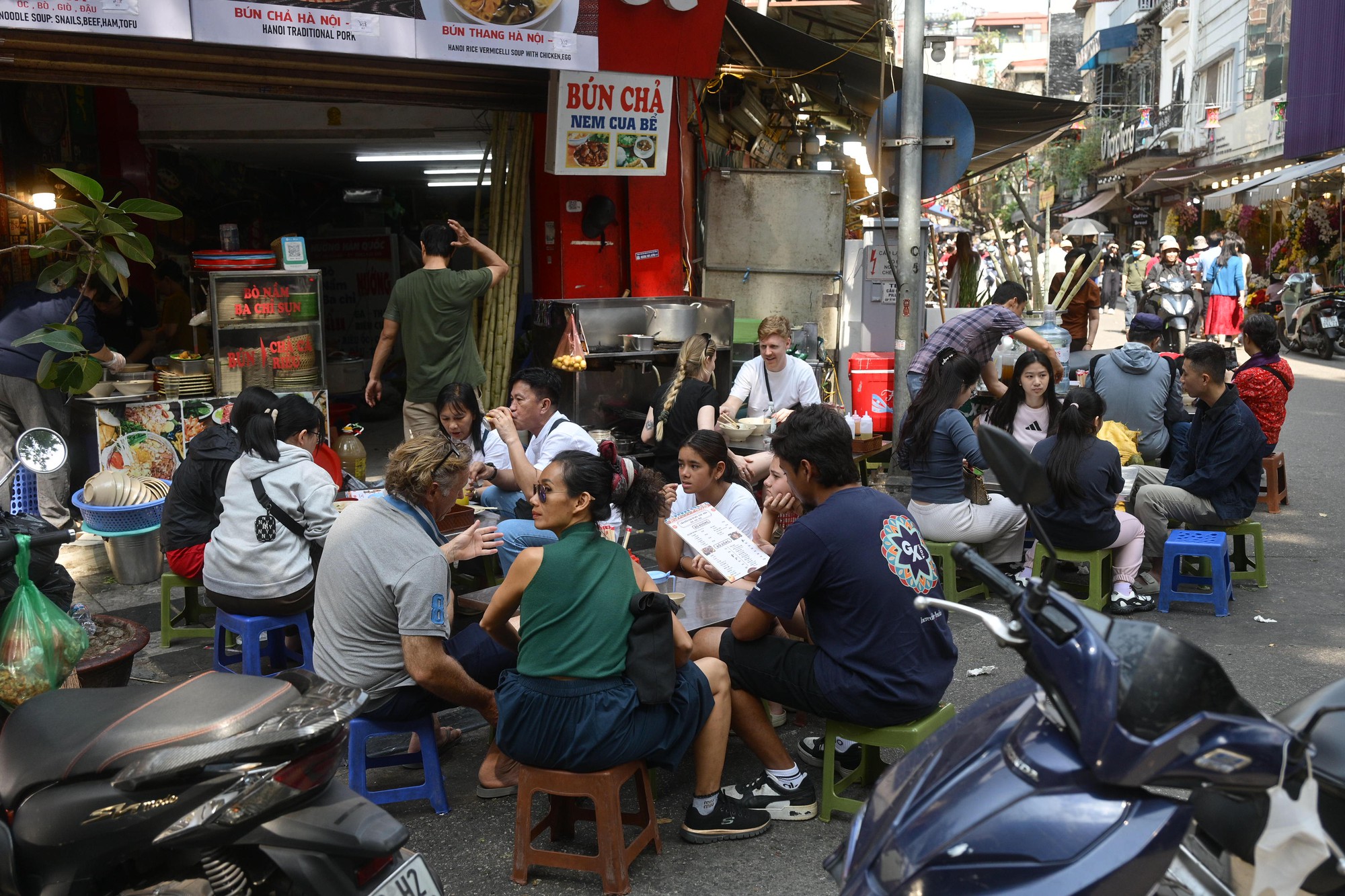 Hà Nội chiều 29 Tết: Khác lạ đến bất ngờ trước giờ khép lại năm cũ- Ảnh 6.