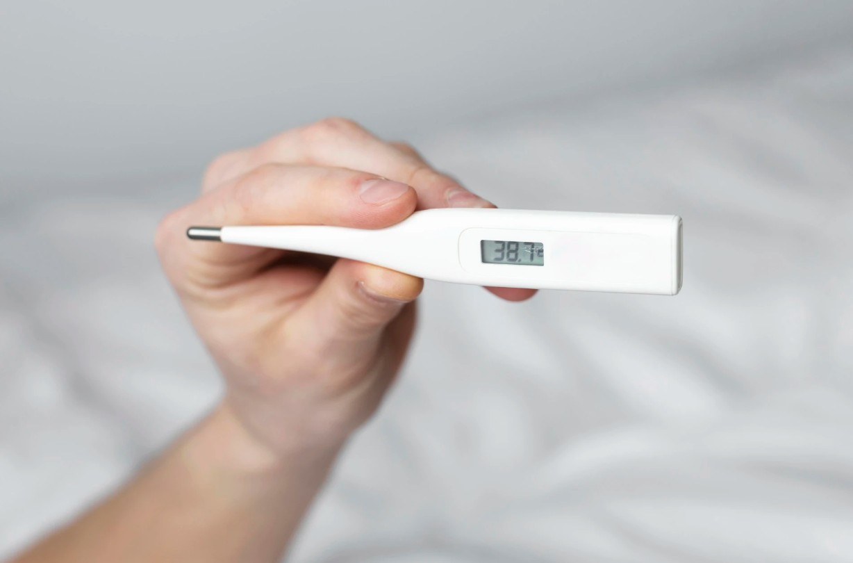 Người dân Trung Quốc bất ngờ xếp hàng tại các hiệu thuốc, chủ tiệm kêu "cháy hàng" không có mà bán: Chuyện gì đang xảy ra?- Ảnh 3.