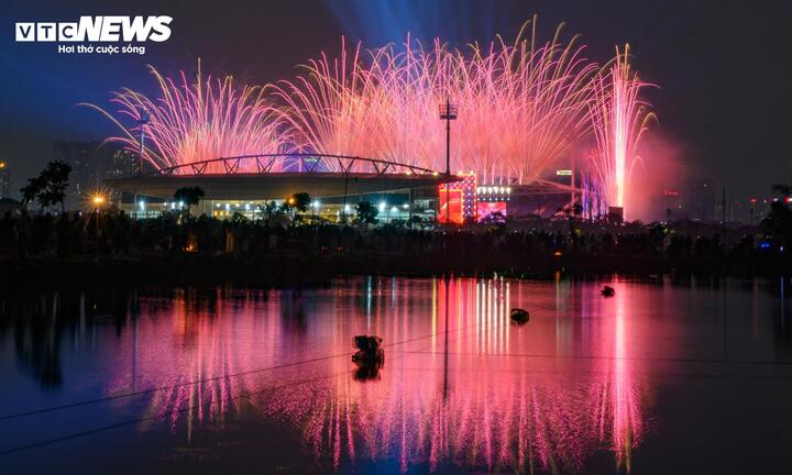 Chi tiết 33 điểm bắn pháo hoa đêm Giao thừa Tết Nguyên đán 2026 tại Hà Nội- Ảnh 1. Chi tiết 33 điểm bắn pháo hoa đêm Giao thừa Tết Nguyên đán 2026 tại Hà Nội- Ảnh 1.