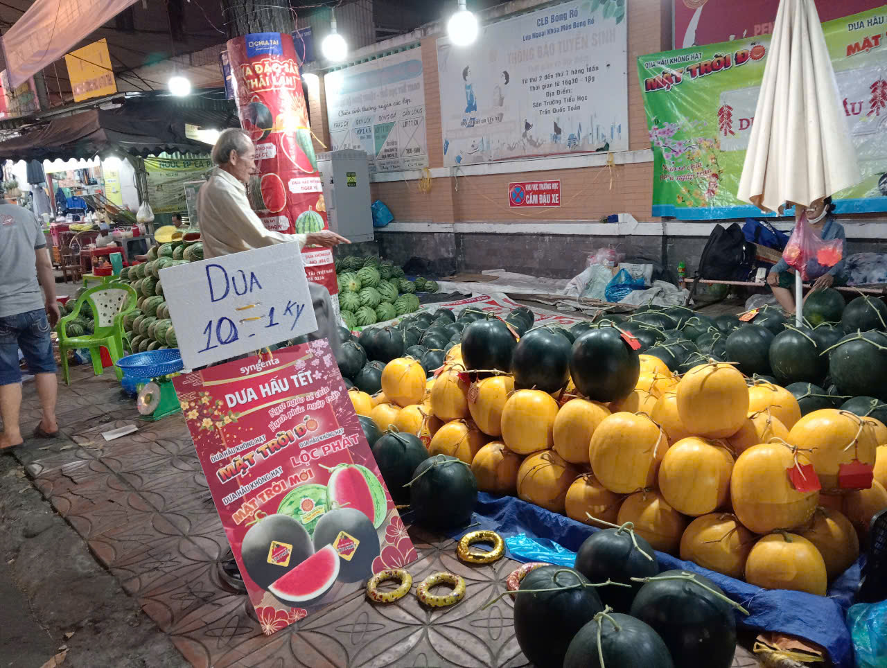 Dưa hấu Cần Thơ giảm giá kỷ lục 8 . 000 Đồng / kg trước Tết Nguyên đán 2026 - Ảnh 2.