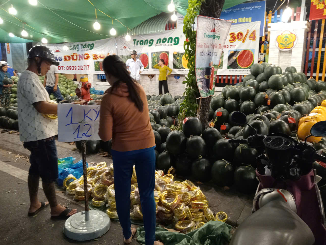 Dưa hấu Cần Thơ giảm giá kỷ lục 8 . 000 Đồng / kg trước Tết Nguyên đán 2026 - Ảnh 5.